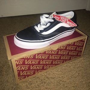 CLASSIC Black and White Low Top Vans